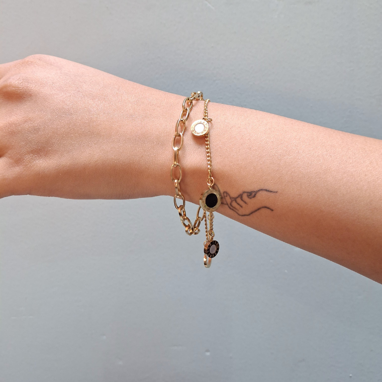 Double-layer Roman numeral bracelet in black and white tones