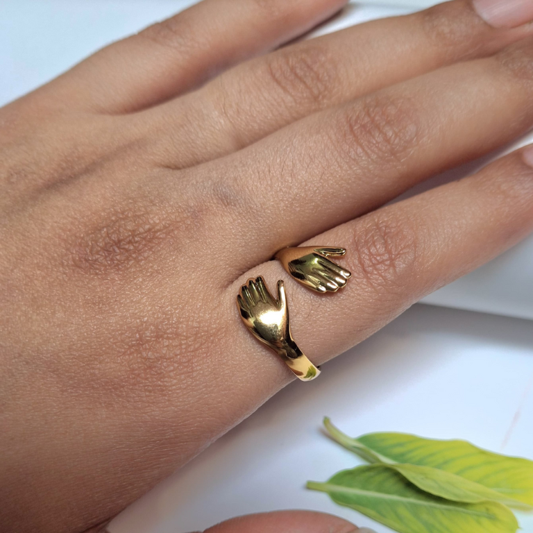 Hug-style ring expressing love and affection