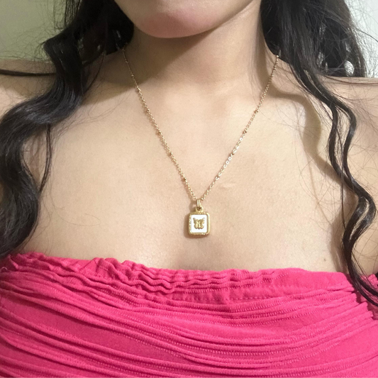 Simple butterfly pendant necklace for elegant look