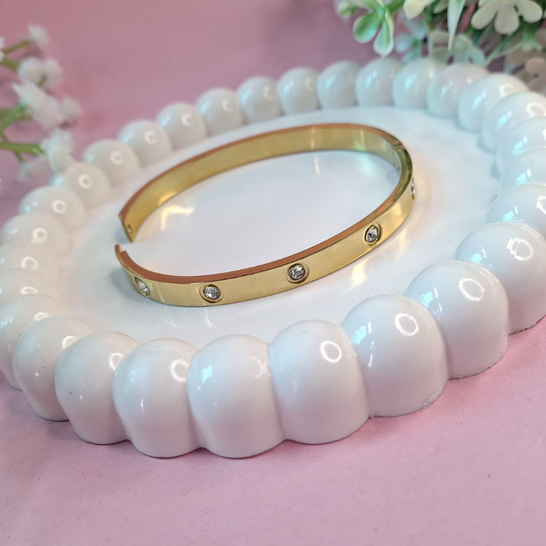 Anti-tarnish bracelet with shiny AD stones for classy appeal