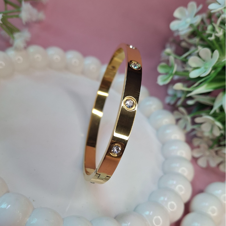 Anti-tarnish bracelet with shiny AD stones for classy appeal