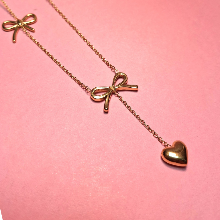 Shell-shaped pearl necklace with oceanic elegance