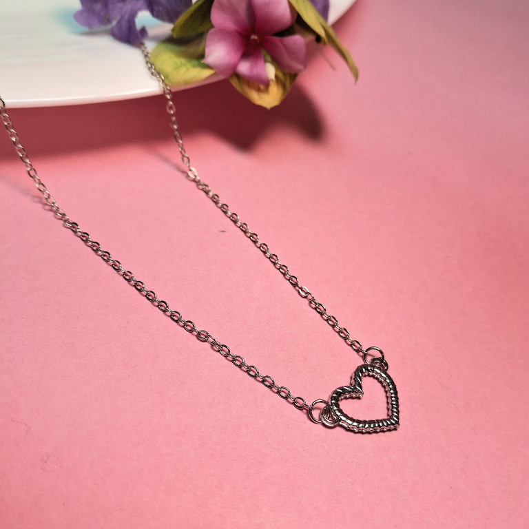 Dainty heart pendant necklace for delicate romantic style