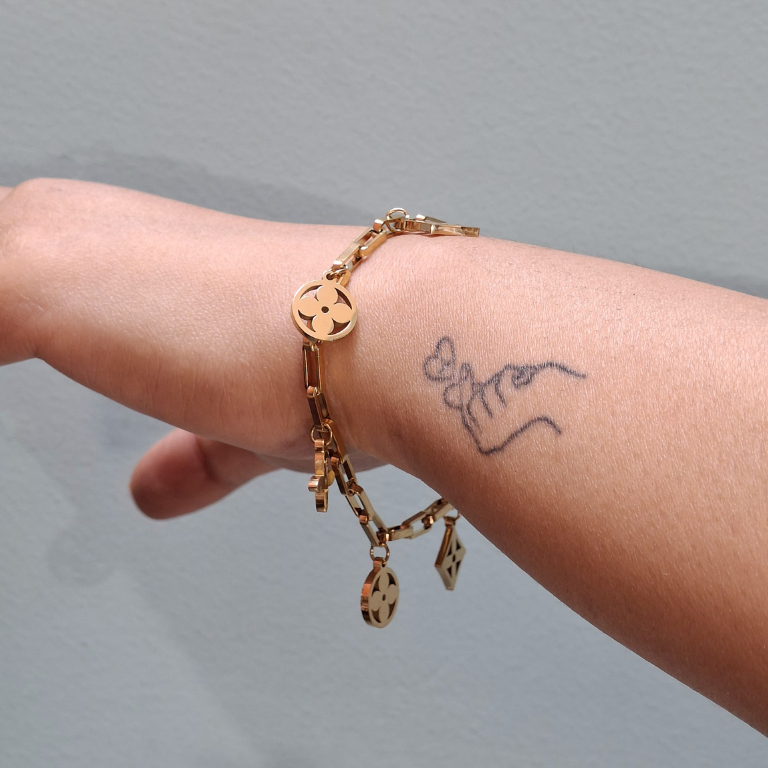 Flower and LV paperclip charm bracelet for trendy fashion