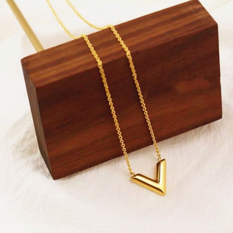 V-shaped gold minimalist pendant necklace for elegant styling